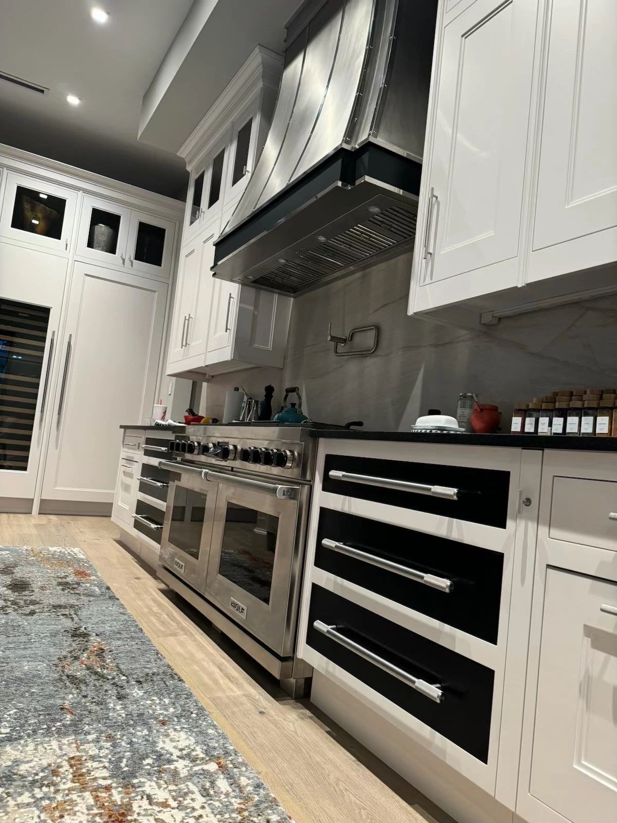 Fitted kitchen in ivory with panelled appliances and a professional range